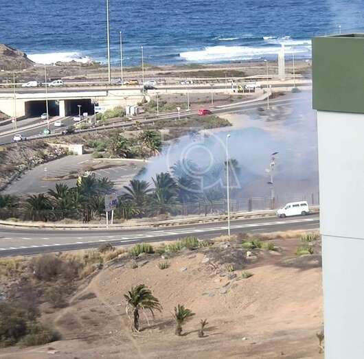 Humo generado por el incendio de matorrales/TA.